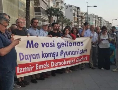 Προσευχές για την Ελλάδα στην Τουρκία -Συγκέντρωση έξω από το ελληνικό προξενείο της Σμύρνης (βίντεο- εικόνες)